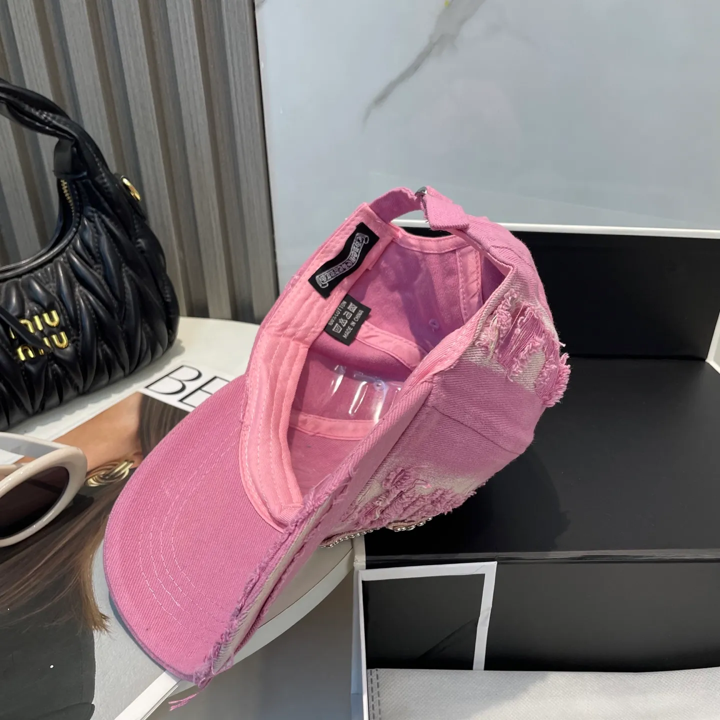 P66 Crow Heart 🆕🆕New baseball cap, stylish and classic cross logo, casual with a cool feeling, unisex style, same style for men and women! Very easy to match! Head circumference: 56-58cm is available